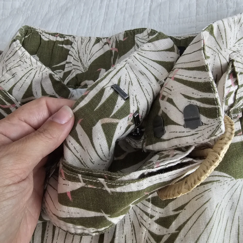 Tahari NWT Linen Palms High Rise Shorts L